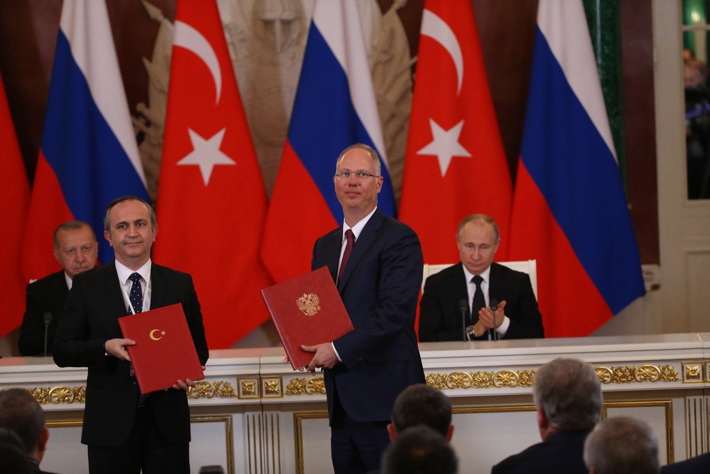 Церемония обмена папками с  Зафером Сёнмезом (Турецкий суверенный фонд)