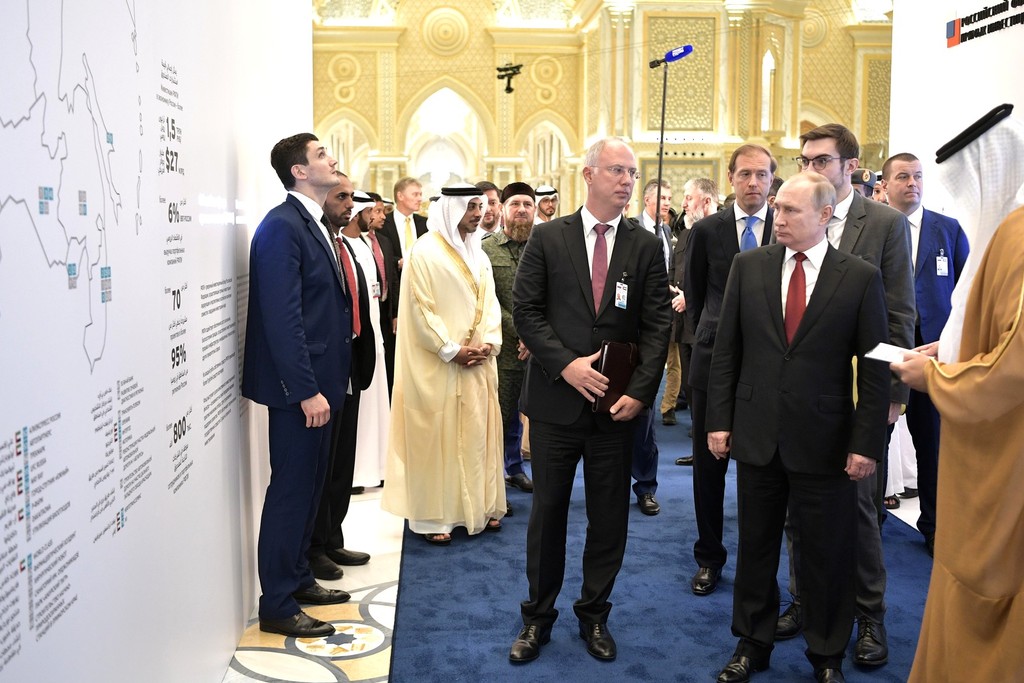 Президент РФ Владимир Путин и Наследный принц Абу-Даби Мухаммед аль-Нахайян на выставке инвестпроектов РФПИ