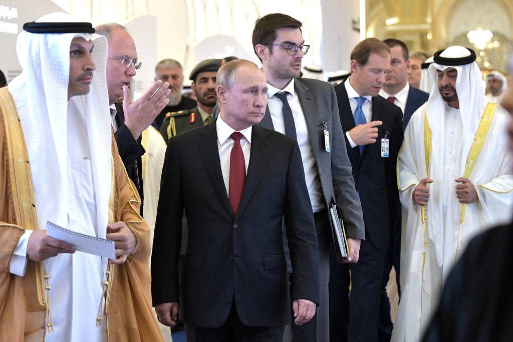 Президент РФ Владимир Путин и Наследный принц Абу-Даби Мухаммед аль-Нахайян на выставке инвестпроектов РФПИ