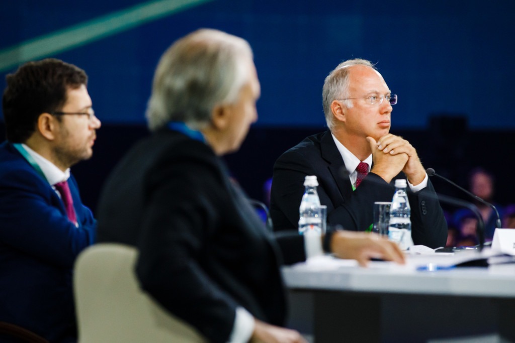 Kirill Dmitriev (left) at the plenary session of the Artificial Intelligence Journey conference